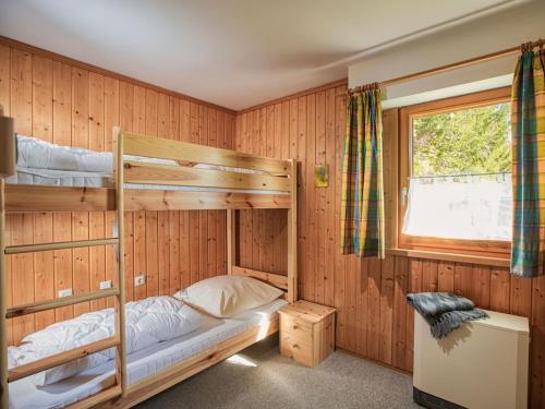 due letti a castello in una stanza con finestra di Dream holiday apartment Stefan a Geroldsweiler