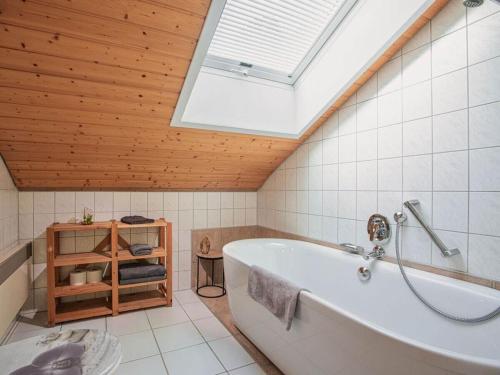 bagno con vasca e lucernario. di Dream holiday apartment Stefan a Geroldsweiler