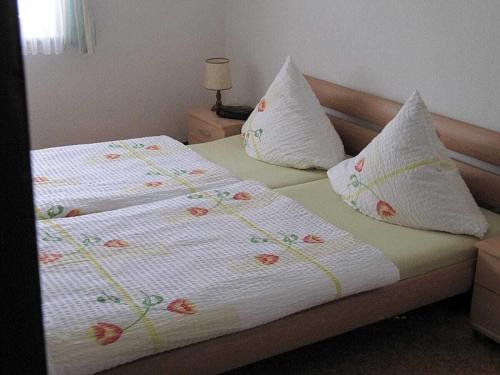 een slaapkamer met twee bedden met witte lakens en kussens bij Wittmar in Medebach Sauerland in Medebach