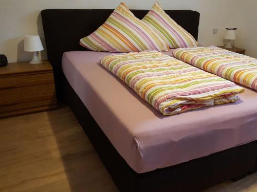 En eller flere senge i et værelse på Holiday apartment with 1 bedroom