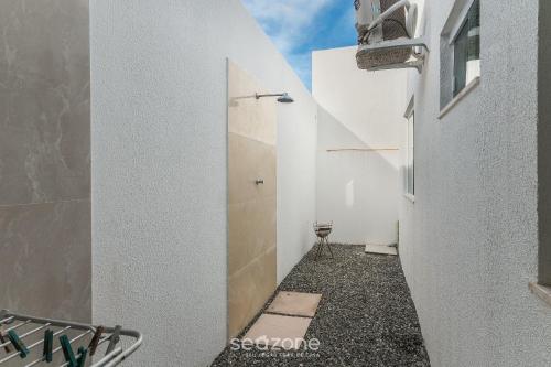 een smal steegje tussen twee witte gebouwen bij Casa c/ Piscina e 6 Quartos PJE0001 in Barra de Jacuípe