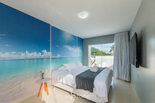 een slaapkamer met een bed en uitzicht op de oceaan bij Casa c/ Piscina e 6 Quartos PJE0001 in Barra de Jacuípe