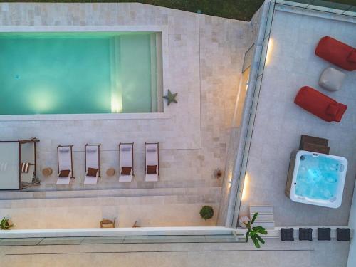 een model van een badkamer met een wastafel en een spiegel bij Villa Casa Del Oro in Vrsar