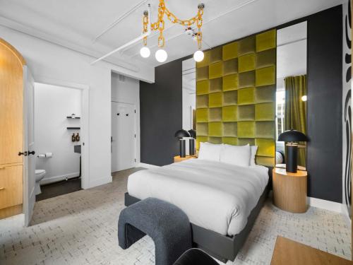 Postel nebo postele na pokoji v ubytování Symons Block Suite 8