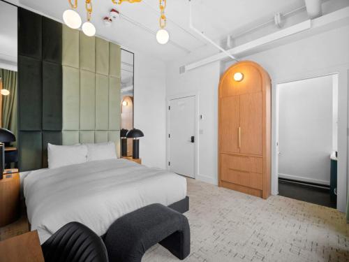 Postel nebo postele na pokoji v ubytování Symons Block Suite 9