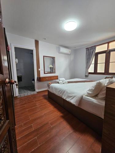 una camera da letto con un letto grande e un bagno di P House CNX a Chiang Mai