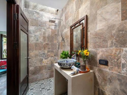 a bathroom with a sink and a mirror at Emerald Coast House in An Bàn (2)