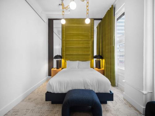 Postel nebo postele na pokoji v ubytování Symons Block Suite 6