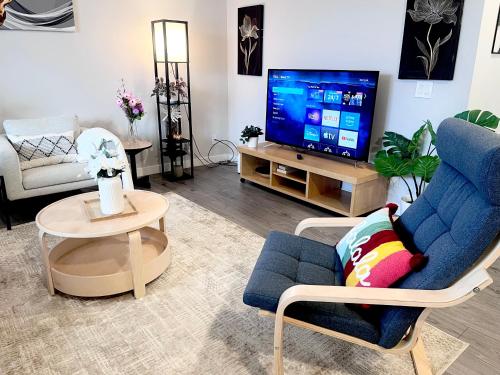 Et tv og/eller underholdning på Spacious & Comfy Main Floor 3BR Suite in Detached House