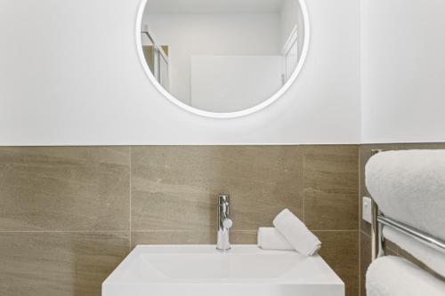 ein Badezimmer mit Waschbecken und Spiegel in der Unterkunft Flexible Bed Options, Private Back Yard, Car Park in Albert Town