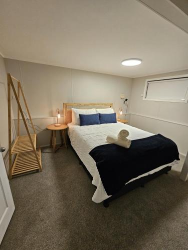 una camera da letto con un letto grande con cuscini blu di Guest suite Sleeps 4 a New Plymouth