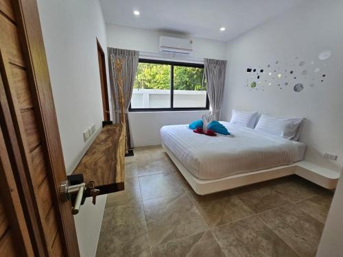 En eller flere senge i et værelse på Villa Carissa