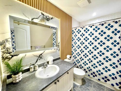 ein Badezimmer mit Waschbecken, Toilette und Spiegel in der Unterkunft Maison Laurier, Modern 5B4B Home Inc BSMT Free parking, Close to trails in Richmond Hill