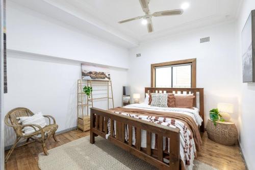 Ένα ή περισσότερα κρεβάτια σε δωμάτιο στο Swansea Cove - Waterfront Escape with Private Jetty