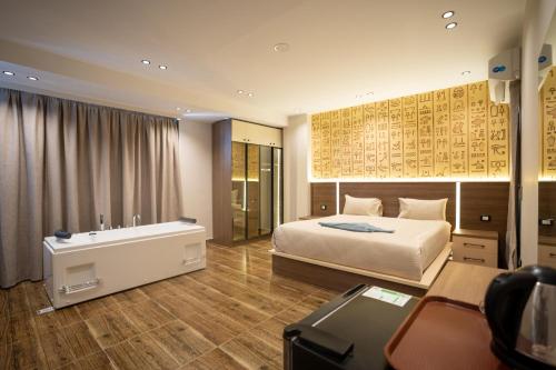 Ένα ή περισσότερα κρεβάτια σε δωμάτιο στο pyra pyramids view inn