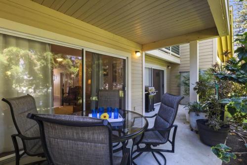a screened porch with a glass table and chairs at Waikoloa retreat with BBQ & pool access in Waikoloa Village