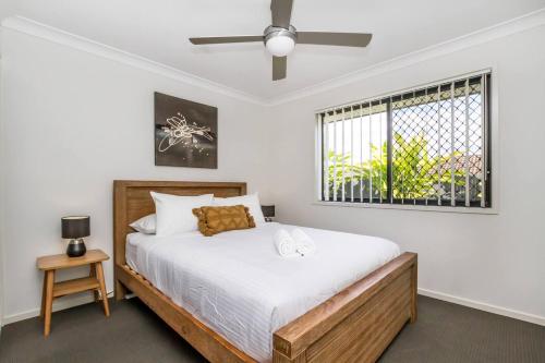 ein Schlafzimmer mit einem Bett und einem Fenster in der Unterkunft Dakabin Escape - Minutes to Dining and Lakeside Park in Dakabin