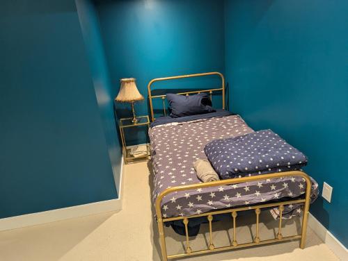 En eller flere senge i et værelse på Sunshine room on Downsview