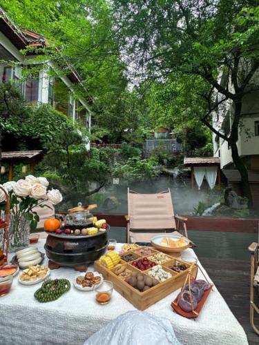 ein Tisch mit einem Buffet mit Speisen darauf in der Unterkunft Serene Peaks Courtyard-Free pick-up-Free Laundry in Fenghuang