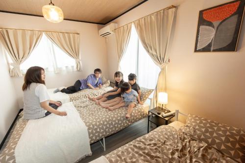 En eller flere senge i et værelse på 貸切新築ヴィラ l 最大9名 l 小田原城徒歩14分 l 無料P l 箱根板橋駅徒歩9分 l Private Villa Minamicho Odawara