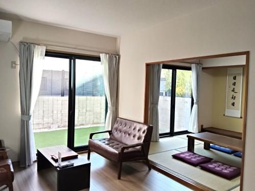 Posezení v ubytování FunHome名古屋城II - 広々129平米の貸切一軒家 無料駐車場付