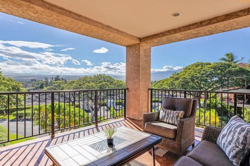 a patio with a table and chairs on a balcony at Tropical 1BR condo with pool & private lanai in Waikoloa