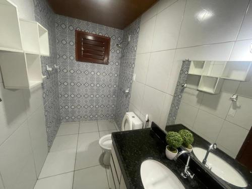 ein Badezimmer mit Waschbecken und Toilette in der Unterkunft Recanto do Céu in Pacoti