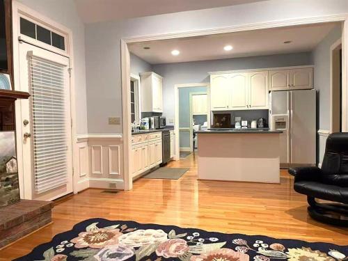 Nhà bếp/bếp nhỏ tại Discover small-town charm and Southern hospitality