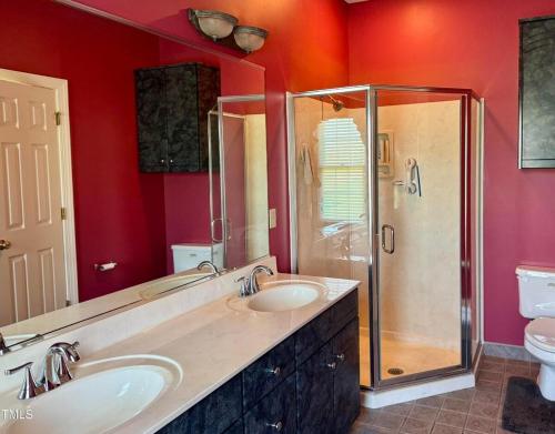 Phòng tắm tại Discover small-town charm and Southern hospitality