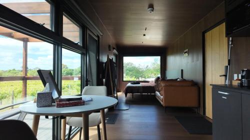 En eller flere senge i et værelse på AUTRA Resort Lyndoch