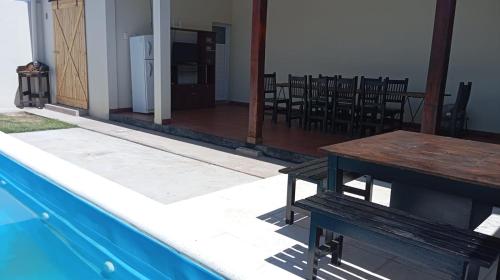 Het zwembad bij of vlak bij Quincho Russo