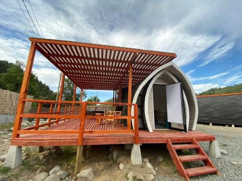利纳雷斯Achibueno Glamping的一栋带木制露台和屋顶的小房子