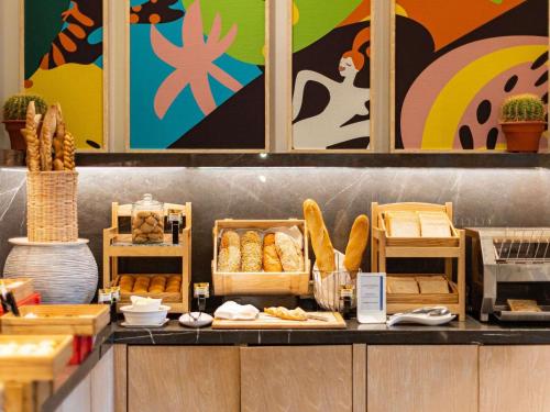 eine Bäckerei mit Körben mit Brot und Gebäck in der Unterkunft Novotel Bangkok Future Park Rangsit in Pathum Thani
