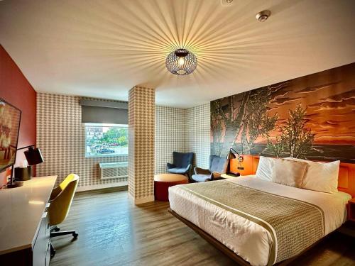 Postel nebo postele na pokoji v ubytování Quality Inn & Suites Thunder Bay Downtown