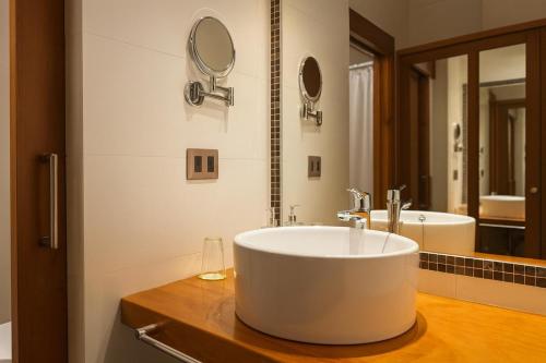 a bathroom with a large sink and a mirror at Martina de Goñi in Pucón