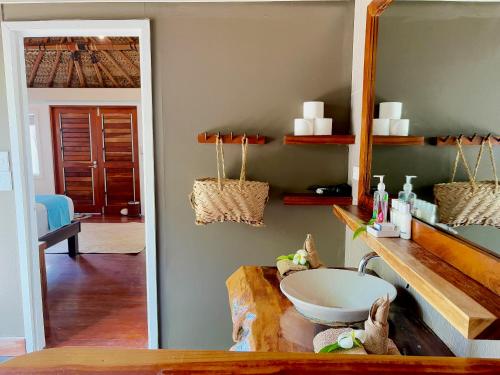 un bagno con lavandino e specchio di Blue Lagoon Beach Resort a Nacula Island