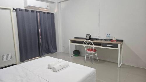 una camera con scrivania, letto, scrivania e sedia di TharaD place a Samut Sakhon