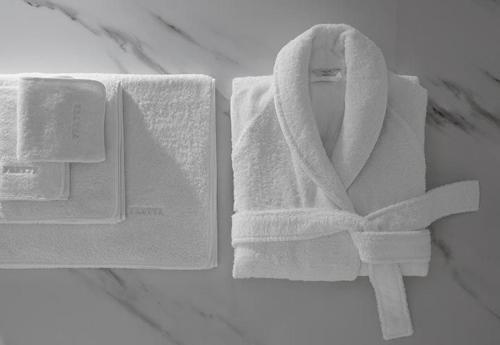 een paar handdoeken op een aanrecht bij shen hotel8 in Ho Chi Minh-stad