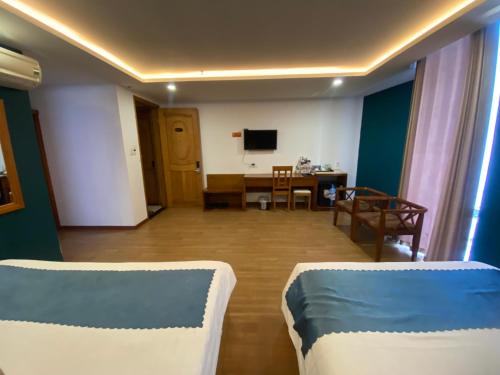 Et tv og/eller underholdning på New Merry Hotel And Spa