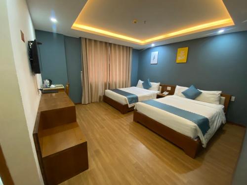 En eller flere senge i et værelse på New Merry Hotel And Spa