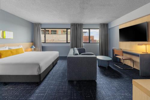 Postel nebo postele na pokoji v ubytování lyf on Elizabeth Melbourne