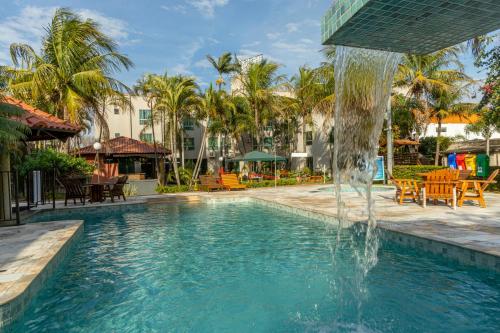 马林加Hotel GAPH Maringa - Economico Mini Resort的度假村里带喷泉的游泳池