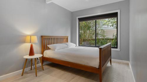 Un dormitorio con una cama y una ventana en Coastal Retreat on Hazel, en Kalimna
