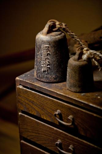 an old bell with a chain on top of a dresser at Hotel Taigakukan in Hakuba