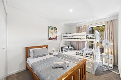 Giường trong phòng chung tại Apartment 5 Pacific Apartments