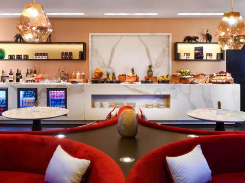 Khu vực ghế ngồi tại Movenpick Hotel Abidjan-Accor Group