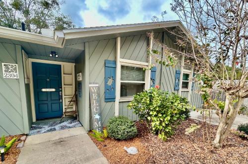 ein kleines grünes Haus mit blauer Tür in der Unterkunft Natures Nest Waterfront in Homosassa