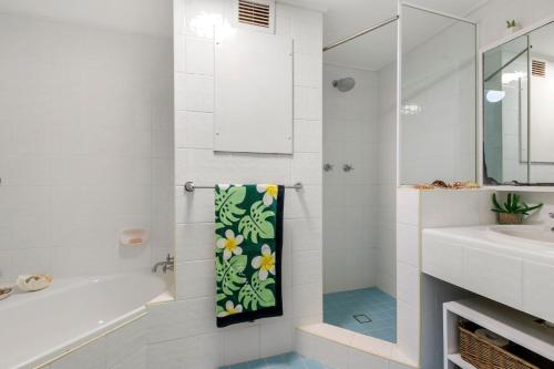 Et badeværelse på Seaspray Unit 2, 21 Warne Tce, Kings Beach