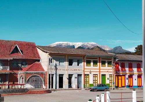 un bâtiment avec une voiture garée devant dans l'établissement Casa Colores, à Murillo