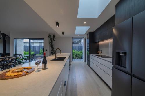 Kuchyň nebo kuchyňský kout v ubytování Stylish Home w- Private Spa Indoor & Outdoor Fire